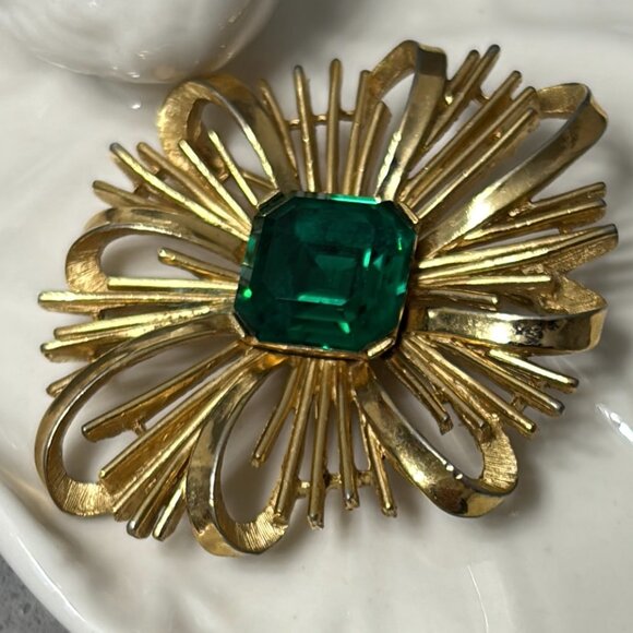 CROWN TRIFARI FAUX EMERALD ABSTRACT BROOCH - Picture 4 of 7